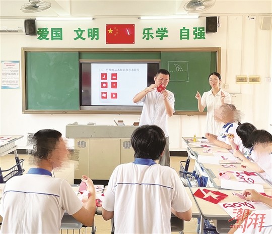 香港和上海谁有钱（香港人和上海人谁有钱）